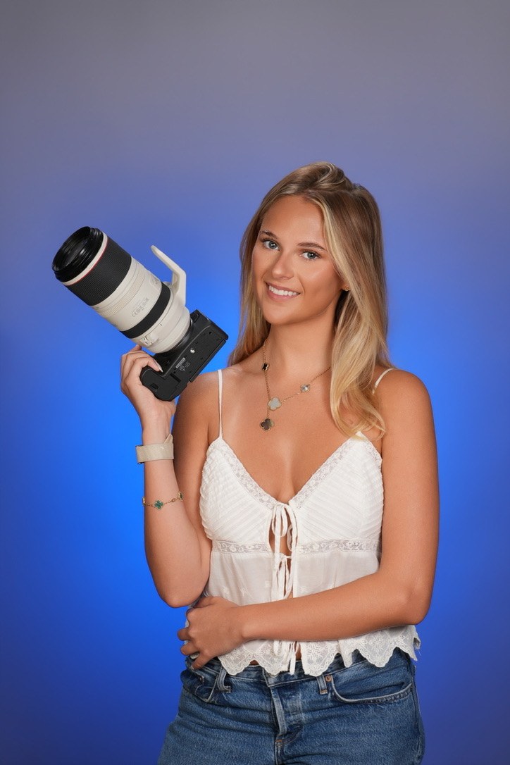 Kajsa holding her camera with a telephoto lens